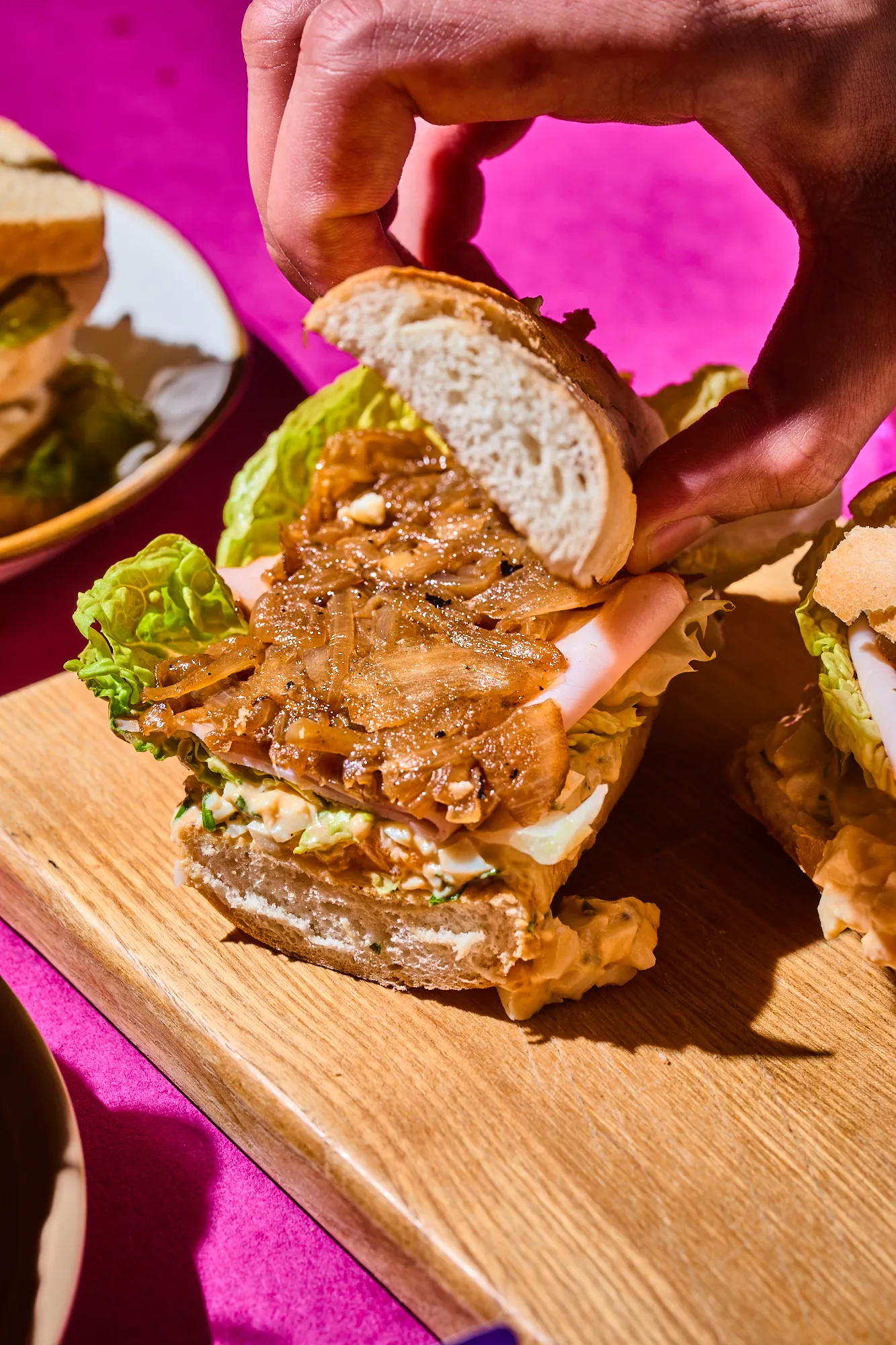 Sonkás-tojáskrémes bagett karamellizált hagymával